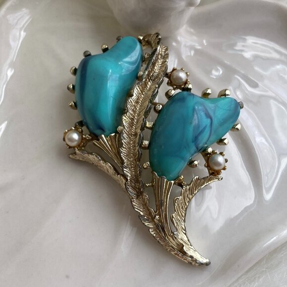 CORO PEGASUS FAUX TURQUOISE & PEARL BROOCH - Picture 2 of 6